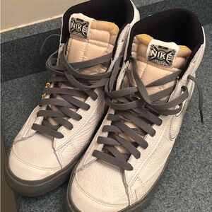 Nike Blazer Mid '77 in White and Gray